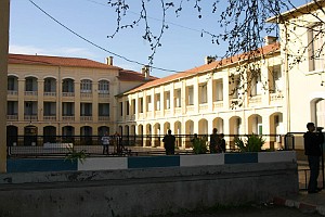 COLLEGE MODERNE LECLERC SIDI BEL ABBES 06 EN AVRIL 2005 LA COUR